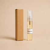 Fragancia textil Bosque Vivo de 5 ml de SimLi junto a su caja kraft sobre fondo beige