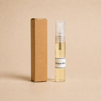 Fragancia textil Bosque Vivo de 5 ml de SimLi junto a su caja kraft sobre fondo beige