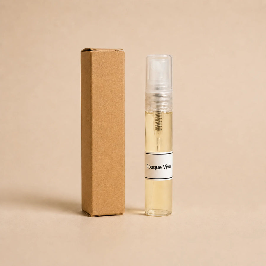 Fragancia textil Bosque Vivo de 5 ml de SimLi junto a su caja kraft sobre fondo beige