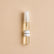 Frasco de 5 ml de la fragancia textil Bosque Vivo de SimLi con líquido visible sobre fondo beige