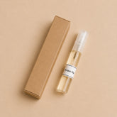 Fragancia textil Bosque Vivo de 5 ml de SimLi junto a su caja kraft en composición minimalista