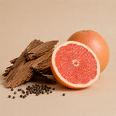 Notas aromáticas del aroma Bosque Vivo con pomelo, cedro y pimienta sobre fondo beige