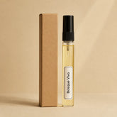 Recarga de aroma textil Bosque Vivo de 10 ml de SimLi junto a su caja kraft sobre fondo beige