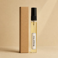 Recarga de aroma textil Bosque Vivo de 10 ml de SimLi junto a su caja kraft sobre fondo beige