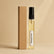Recarga de aroma textil Bosque Vivo de 10 ml de SimLi junto a su caja kraft sobre fondo beige