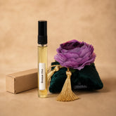 Recarga de aroma textil Bosque Vivo de 10 ml junto a una pieza floral SimLi y caja kraft