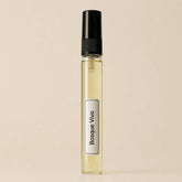 Frasco de recarga de aroma textil Bosque Vivo de 10 ml con líquido visible y etiqueta blanca