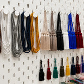Selección de cordones y borlas decorativas organizadas en el taller de SimLi para la creación de piezas textiles hechas a mano.