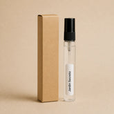Recarga de aroma textil Jardín Secreto de 10 ml de SimLi junto a su caja kraft sobre fondo beige