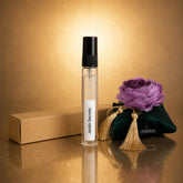 Recarga de aroma textil Jardín Secreto de 10 ml junto a una pieza floral SimLi y caja kraft
