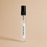 Frasco de recarga de aroma textil Jardín Secreto de 10 ml con líquido visible y etiqueta blanca