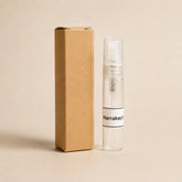 Fragancia textil Marrakech de 5 ml de SimLi junto a su caja kraft sobre fondo beige.