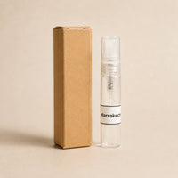 Fragancia textil Marrakech de 5 ml de SimLi junto a su caja kraft sobre fondo beige.