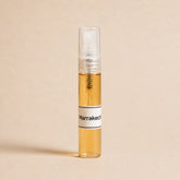 Frasco de 5 ml de la fragancia textil Marrakech de SimLi sobre fondo beige.