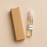 Fragancia textil Marrakech de 5 ml de SimLi colocada junto a su caja kraft en composición minimalista.