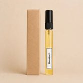 Recarga de aroma textil Marrakech de 10 ml de SimLi junto a su caja kraft sobre fondo beige