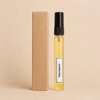 Recarga de aroma textil Marrakech de 10 ml de SimLi junto a su caja kraft sobre fondo beige