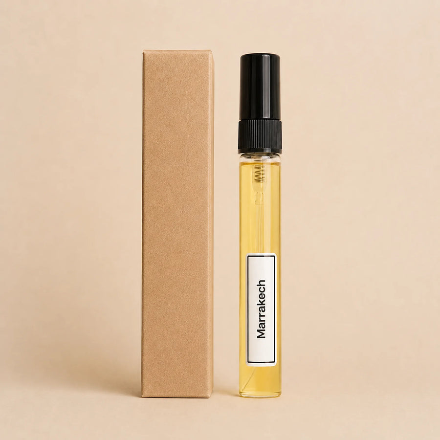 Recarga de aroma textil Marrakech de 10 ml de SimLi junto a su caja kraft sobre fondo beige