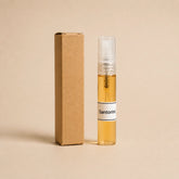 Fragancia textil Santorini de 5 ml de SimLi junto a su caja kraft sobre fondo beige