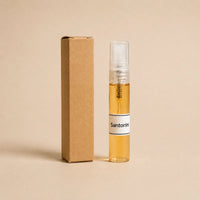 Fragancia textil Santorini de 5 ml de SimLi junto a su caja kraft sobre fondo beige