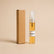 Fragancia textil Santorini de 5 ml de SimLi junto a su caja kraft sobre fondo beige