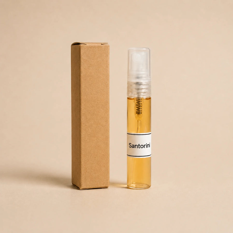 Fragancia textil Santorini de 5 ml de SimLi junto a su caja kraft sobre fondo beige