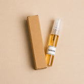 Fragancia textil Santorini de 5 ml de SimLi junto a su caja kraft en composición minimalista