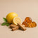 Notas aromáticas del aroma Santorini con limón, Sándalo y Ámbar sobre fondo claro
