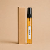 Recarga de aroma textil Santorini de 10 ml de SimLi junto a su caja kraft sobre fondo beige