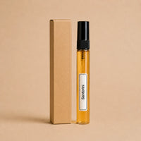 Recarga de aroma textil Santorini de 10 ml de SimLi junto a su caja kraft sobre fondo beige
