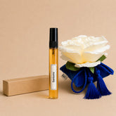 Recarga de aroma textil Santorini de 10 ml junto a una pieza floral SimLi y caja kraft