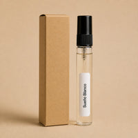 Recarga de aroma textil Sueño Blanco de 10 ml de SimLi junto a su caja kraft 