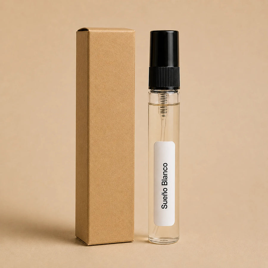 Recarga de aroma textil Sueño Blanco de 10 ml de SimLi junto a su caja kraft 