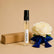 Recarga de aroma textil Sueño Blanco de 10 ml junto a una pieza floral SimLi y caja kraft