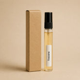 Recarga de aroma textil Toscana de 10 ml de SimLi junto a su caja kraft sobre fondo beige