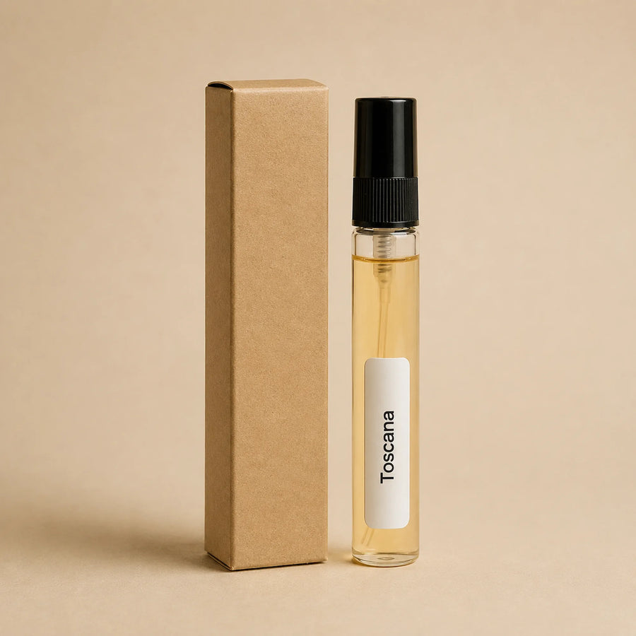 Recarga de aroma textil Toscana de 10 ml de SimLi junto a su caja kraft sobre fondo beige