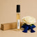 Recarga de aroma textil Toscana de 10 ml junto a una pieza floral SimLi y caja kraft