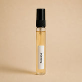 Frasco de recarga de aroma textil Toscana de 10 ml con líquido visible y etiqueta blanca