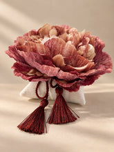 Cojín decorativo de terciopelo blanco con peonía artificial de alta calidad y borlas de seda, de aproximadamente 15 cm de diámetro, para cómoda, estantería o mesa de centro.