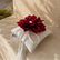 Decoración textil Altea Roja elaborada con flor roja y cojín blanco