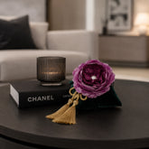 Decoración textil Buganvilla de Mallorca sobre una mesa auxiliar en un ambiente elegante.