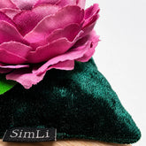 Detalle de la flor textil en tonos frambuesa y terciopelo verde de Buganvilla de Mallorca.