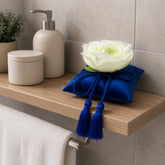 Pieza decorativa Capri Azul sobre estante de madera en baño luminoso