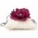 Llavero textil Ciruela con flor decorativa y detalle de perla sobre fondo blanco