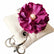Llavero textil Ciruela con flor decorativa y detalle de perla sobre fondo blanco
