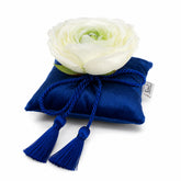 Decoración textil Capri Azul en terciopelo azul con flor blanca sobre fondo claro
