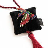 Colgante decorativo Colibrí de Granada con detalle de colibrí multicolor sobre terciopelo negro