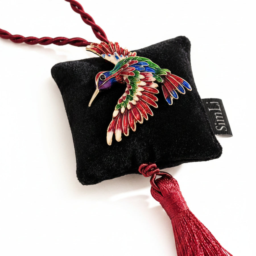 Colgante decorativo Colibrí de Granada con detalle de colibrí multicolor sobre terciopelo negro