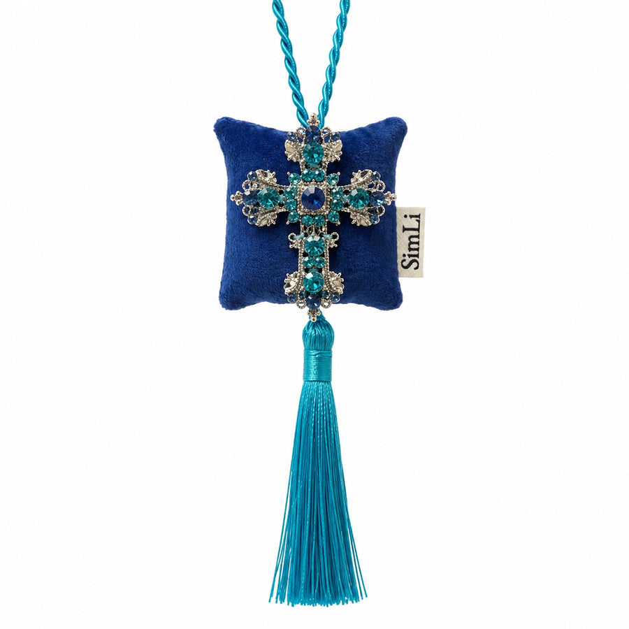 Colgante decorativo artesanal Cruz de Amalfi de terciopelo azul con cruz de cristales y borla turquesa de SimLi Atelier
