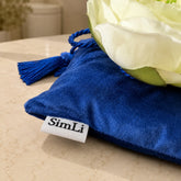 Detalle de la textura azul y etiqueta SimLi en la pieza decorativa Capri Azul